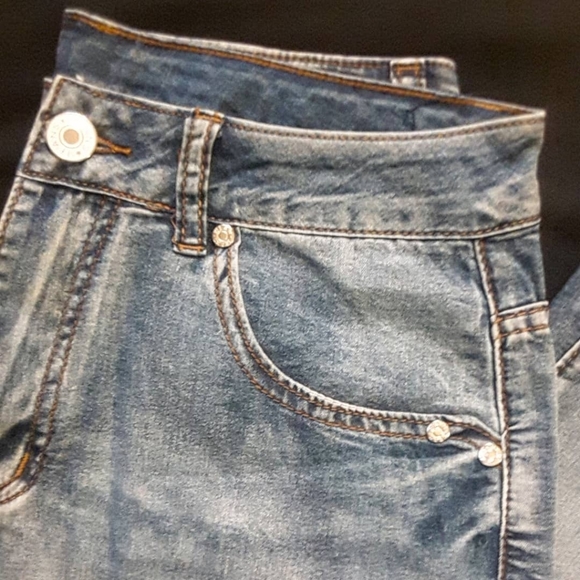 5/$25 SHEIN jeans with buttoned cuffs - Picture 3 of 3